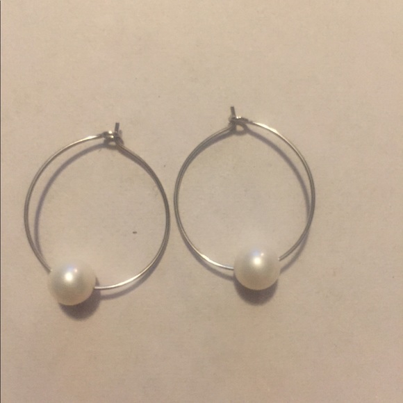 Three sets of freshwater pearl hoop earrings. - Picture 5 of 5